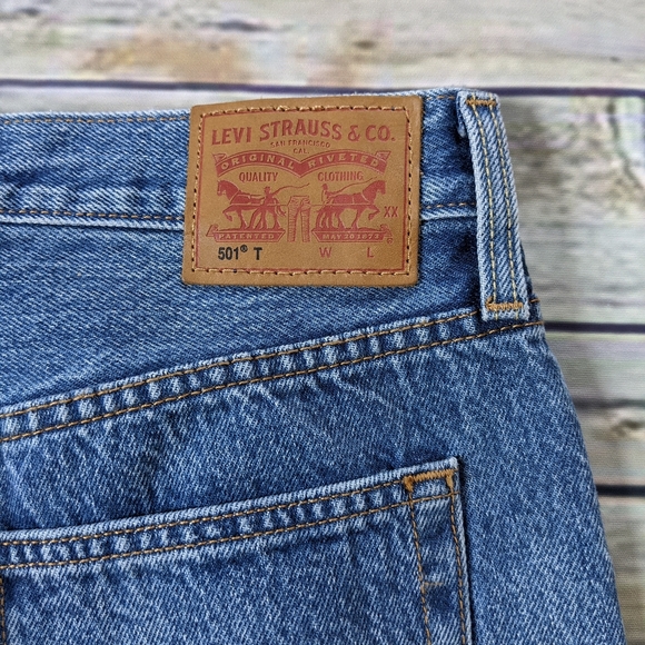 Levi's Rose Embroidered Distressed Tapered… - Picture 13 of 15